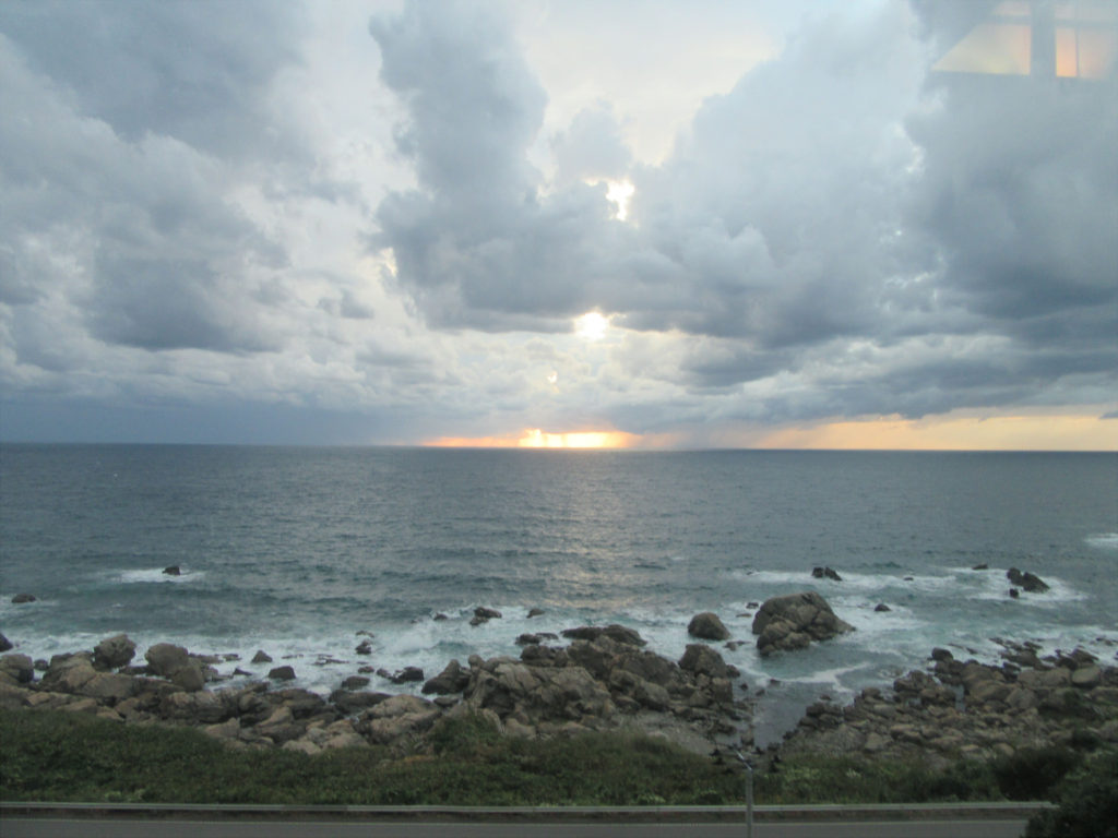 【画像】リゾートしらかみ車内から日本海を望む