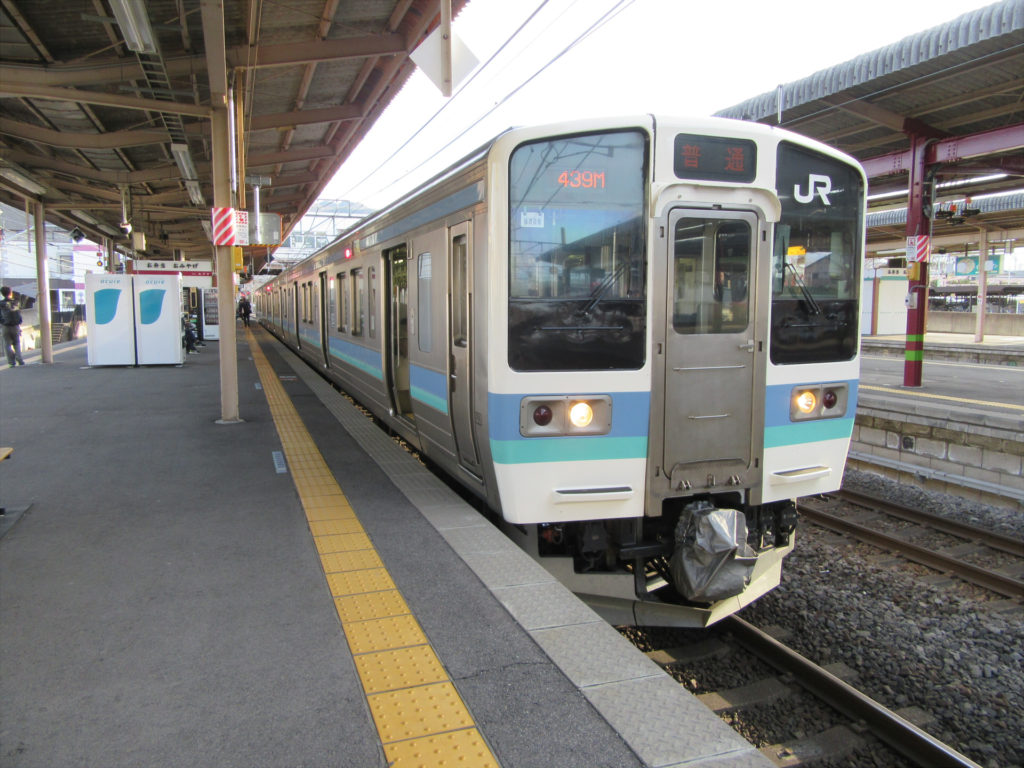 塩尻駅に到着した中央本線普通列車