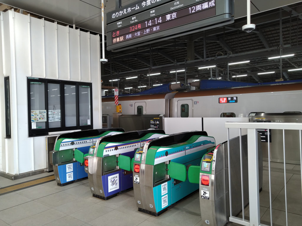 新幹線と在来線ホームにある乗り換え用改札
